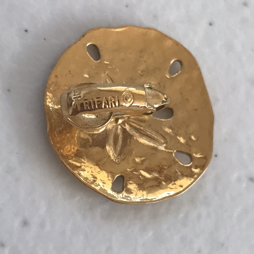 Crown Trifari Gold Tone Sand Dollar Clip On Earrings - Picture 5 of 9